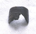 Armring aus Keramik mit vier Ritzlinien