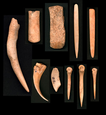 Geräte: Geweihretuscheur, Knochengeräte und zwei Eberzahnartfakte